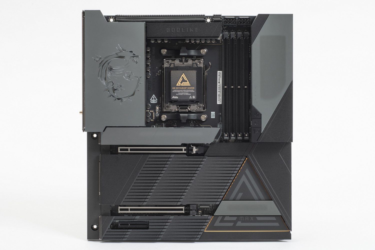 277×304.8mmの大型サイズで、裏面も金属製バックパネルでガッチリガードされている。24ピンATX電源ほかコネクター類が目立たないレイアウト、液晶パネルやLEDを搭載しつつも決して派手すぎない装飾など、美しさと迫力を感じるデザインの印象