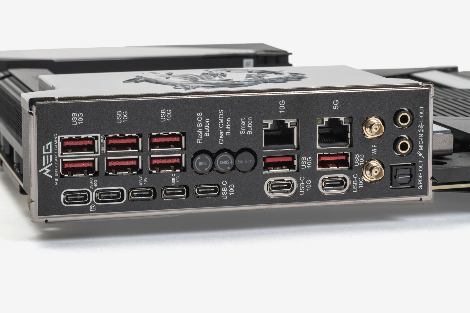 バックパネルはカバー一体型。USBはType-C、Type-Aとも豊富にあり、多くの周辺機器を接続できる