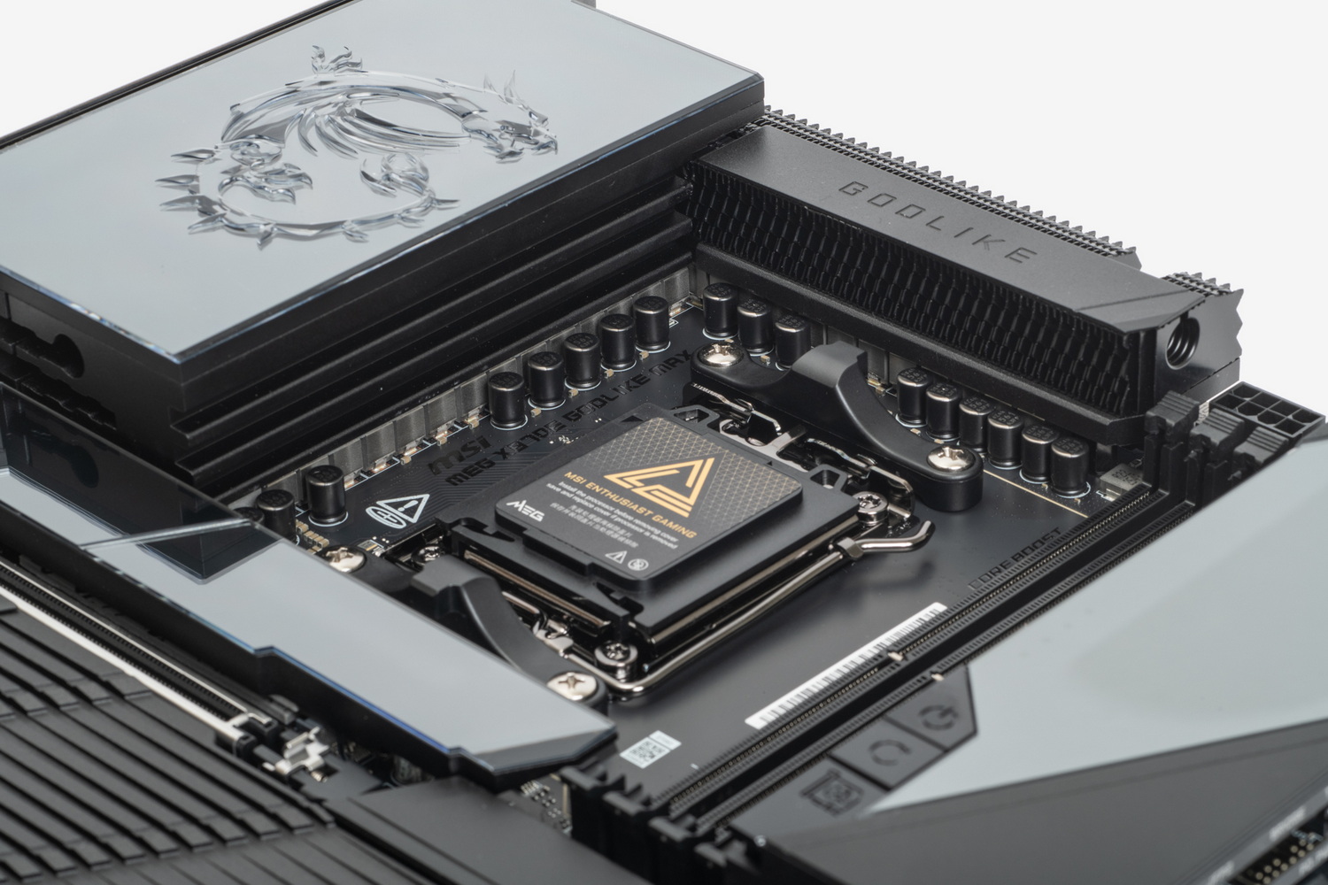 電源回路は24+2+1フェーズの110A SPSと大規模なもの。ヒートパイプ内蔵の大型ヒートシンクで熱対策も強力だ