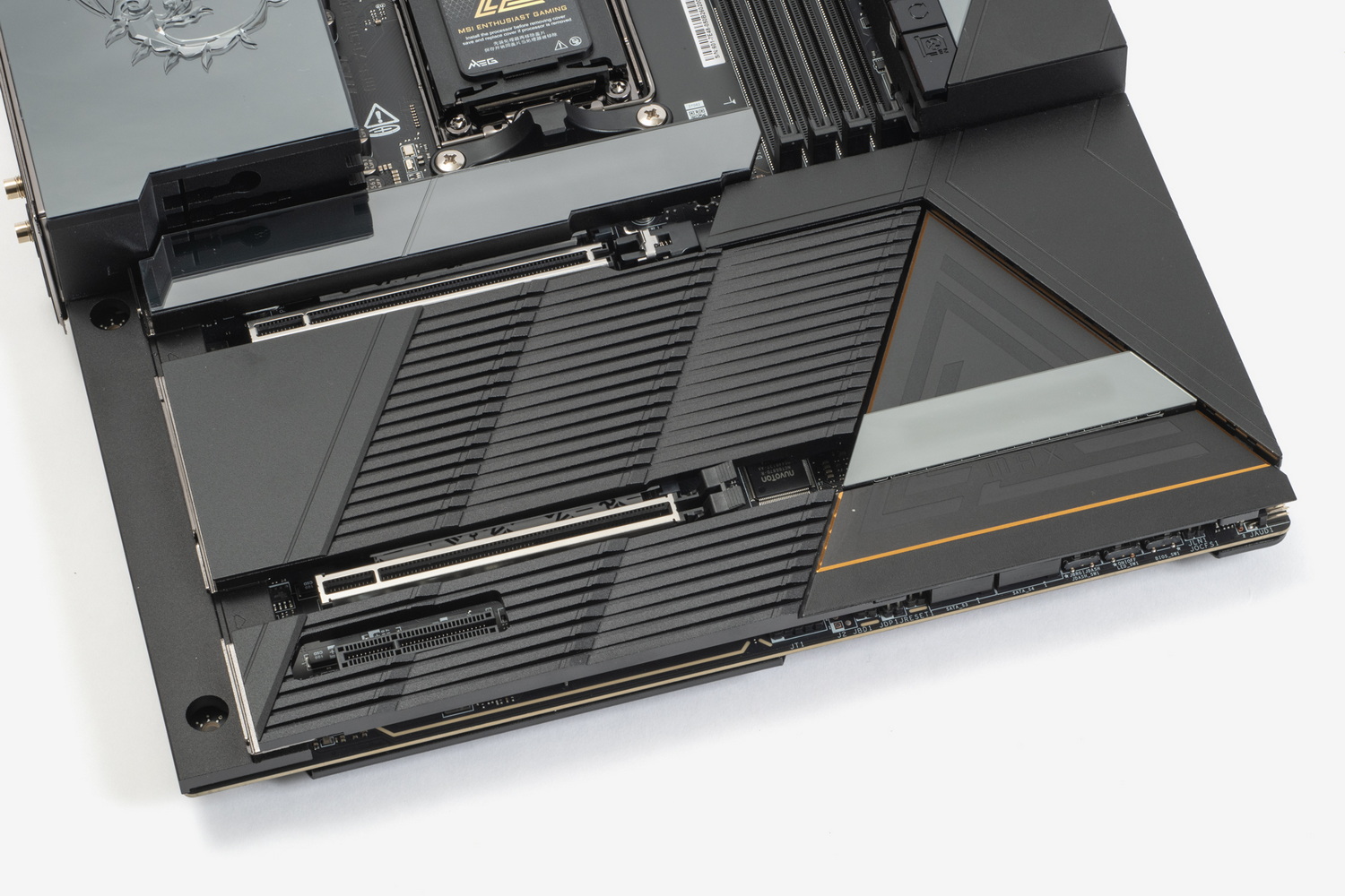 PCI Expressスロットは3基。複数カードを挿せる拡張性とスペースを確保