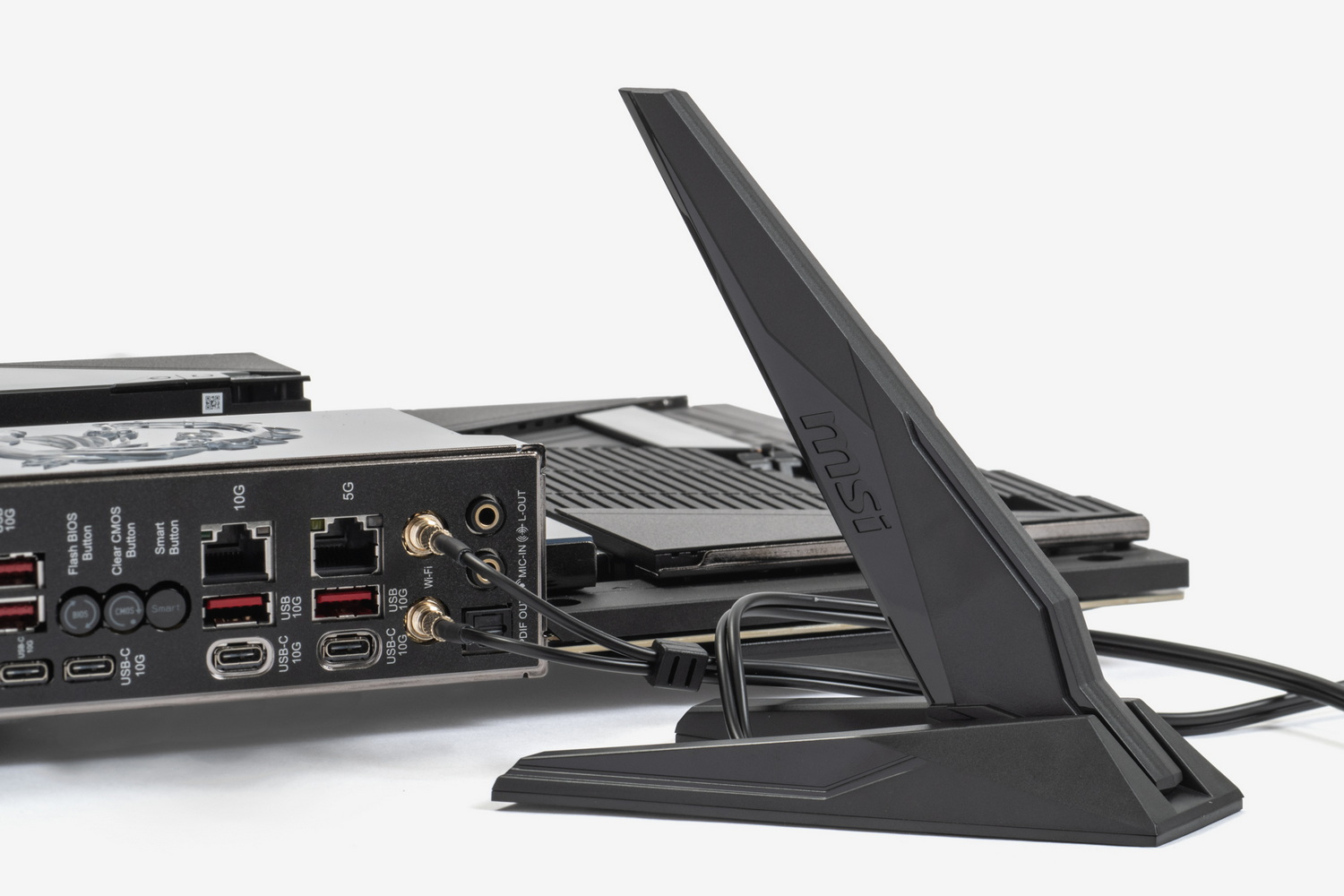 無線LANのアンテナは大型なので安定した通信が期待できる。コネクターはワンタッチで取り付けが可能だ