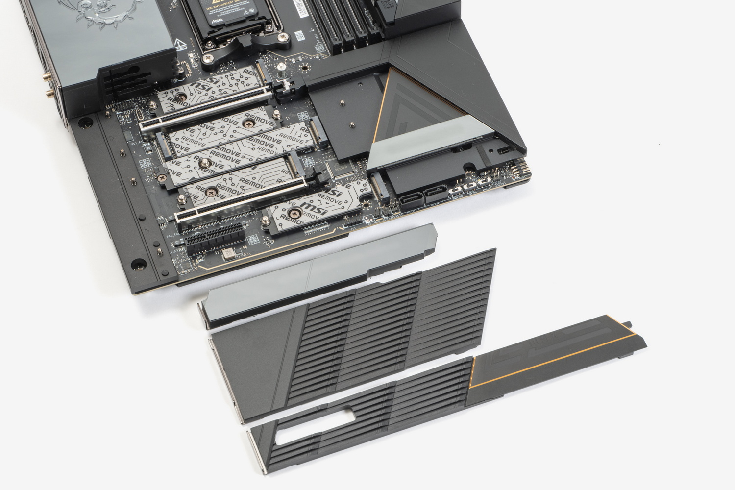 マザーボード上には5基のM.2スロットを搭載。すべてにヒートシンクも備える