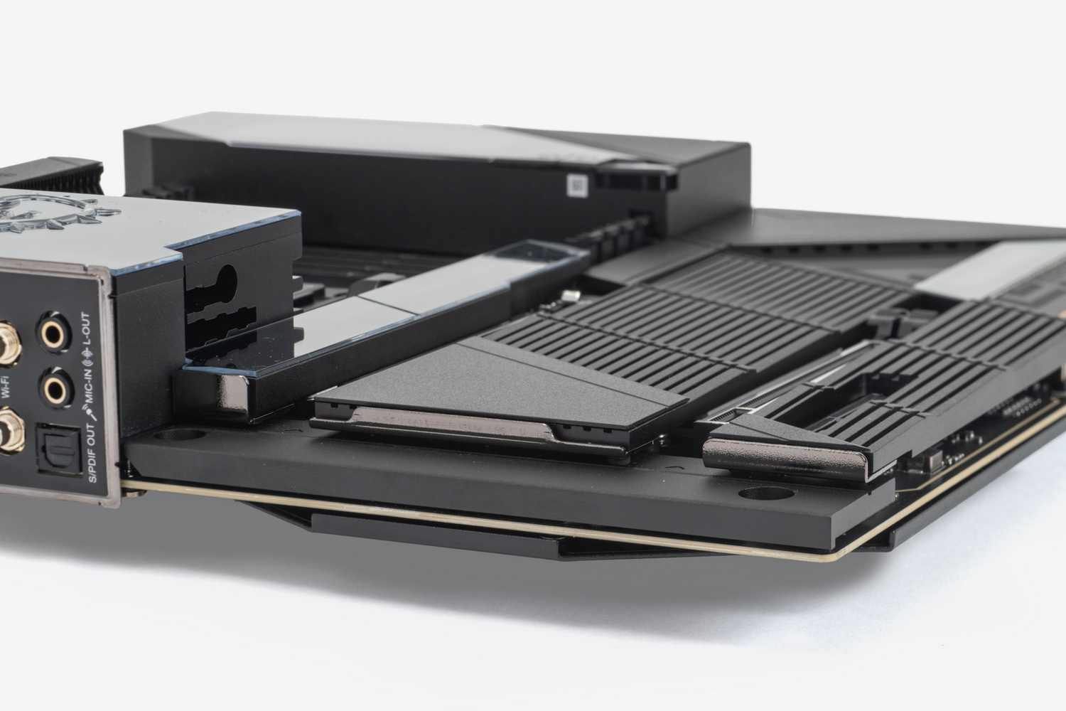 SSDはワンタッチで固定と取り外しが可能なEZ M.2 Clip IIを採用。CPUに一番近いスロットのヒートシンクには、LED用の電子接点が設けられている