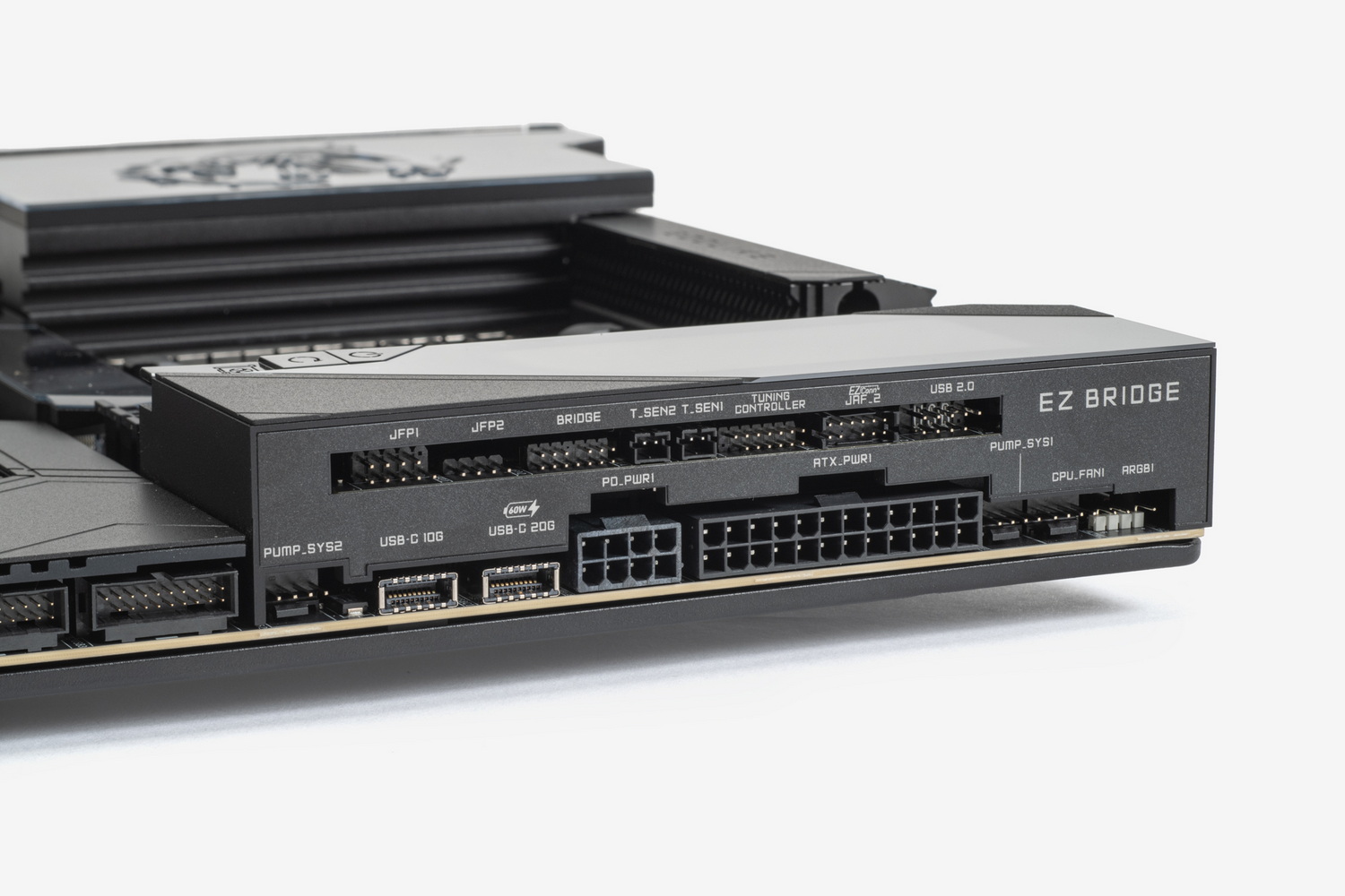 EZ Bridgeはマグネット固定で着脱が可能。ケーブル接続などでコネクターが見えにくいときに外せるのは非常に便利