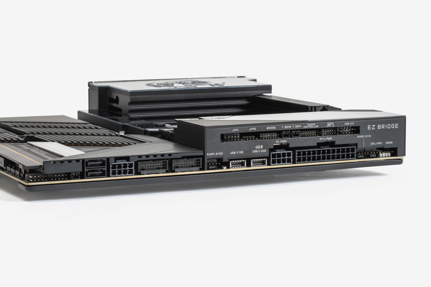 コネクター類はほぼマザーボードの側面に集約。PCI Expressスロットへの給電を安定させるための8ピンコネクターも用意されている