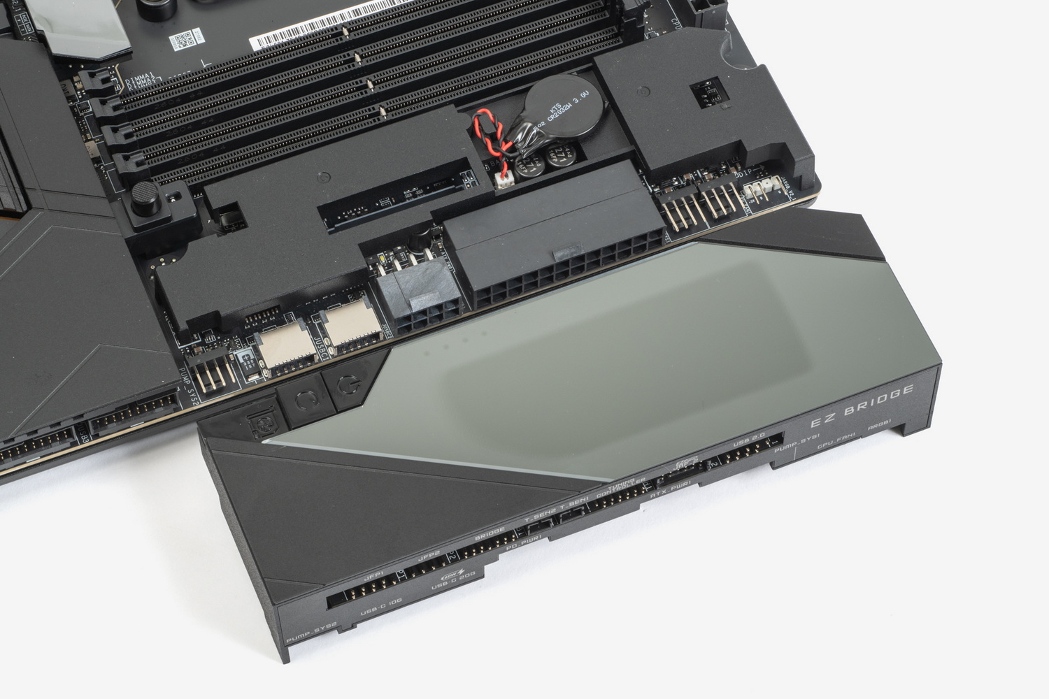 EZ Bridgeはマグネット固定で着脱が可能。ケーブル接続などでコネクターが見えにくいときに外せるのは非常に便利