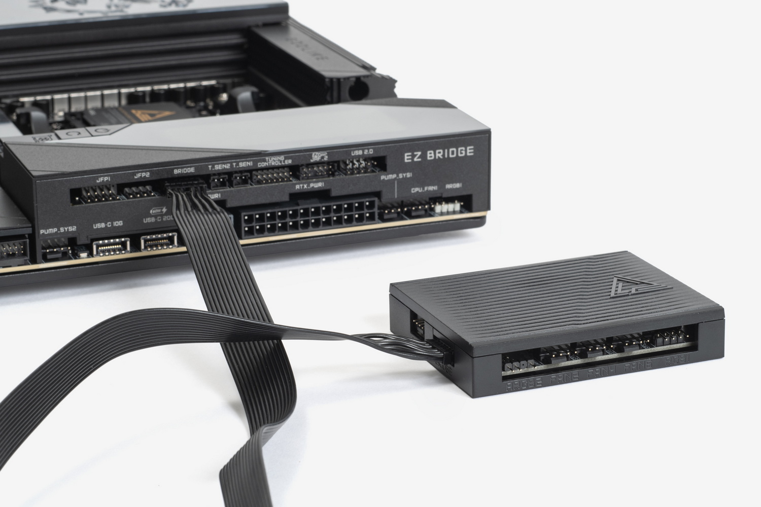 EZ Control HUBはマザーボードのEZ Bridgeに専用ケーブルで接続する