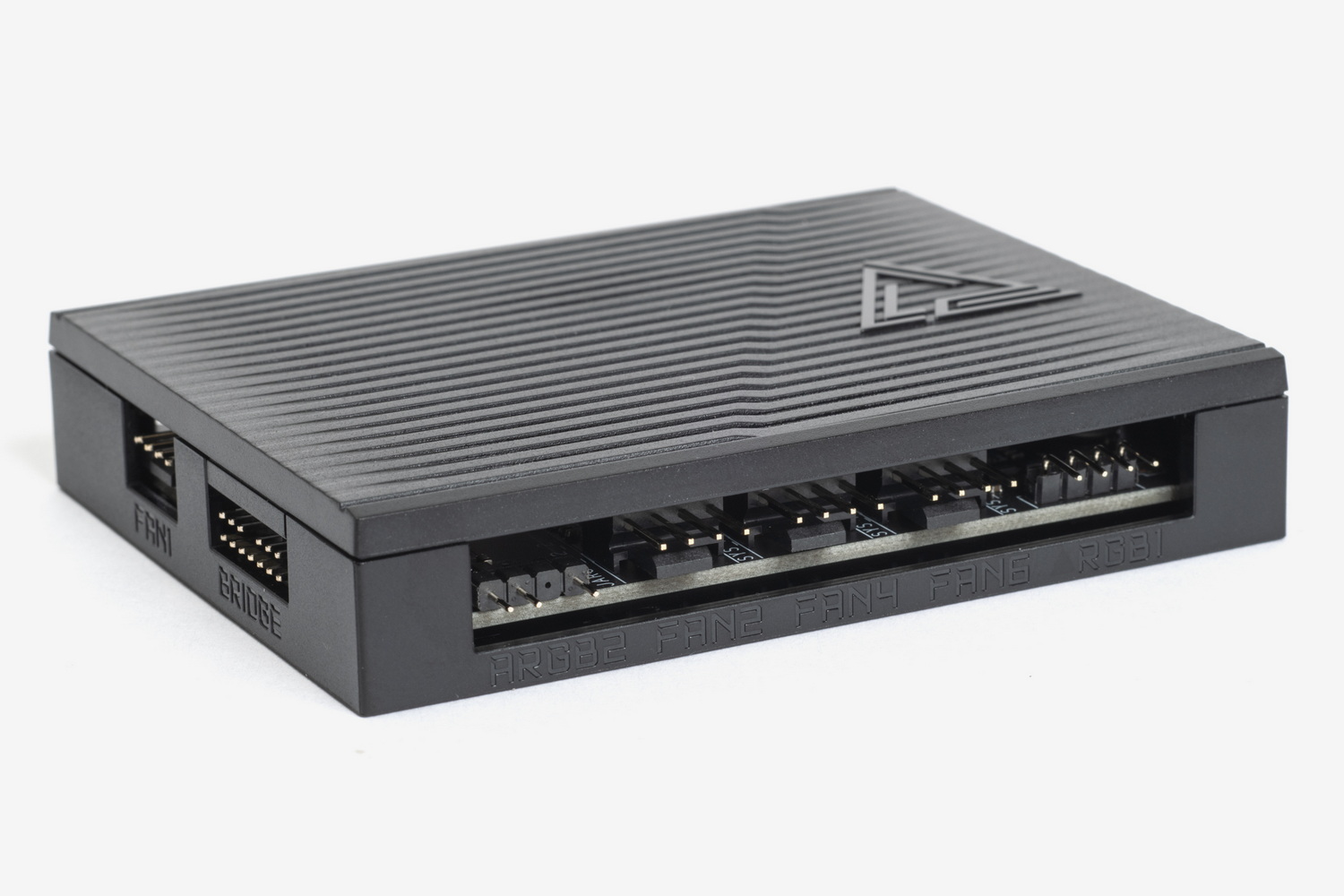 複数のファンやARGB LEDコネクターを備えるEZ Control HUB。ケーブル類をPCケースの裏面側に集約するのに役立つ。付属の電源ケーブル(SATA電源変換)の接続が必要