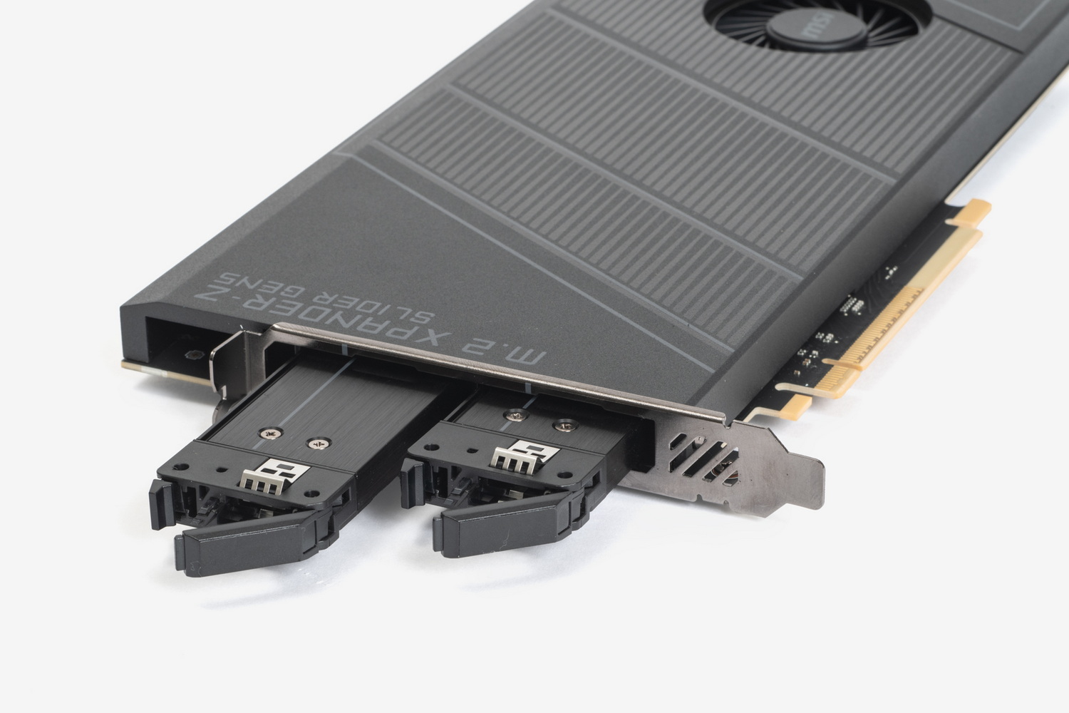 カードのブラケット部から抜き挿し可能なM.2スロットを2基備えている