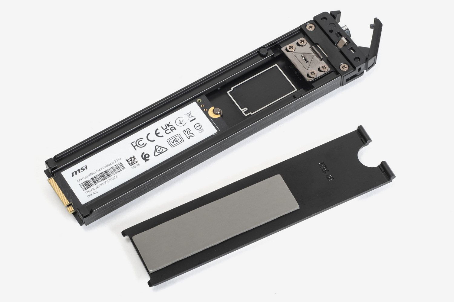 M.2 SSDは専用のトレイに取り付ける