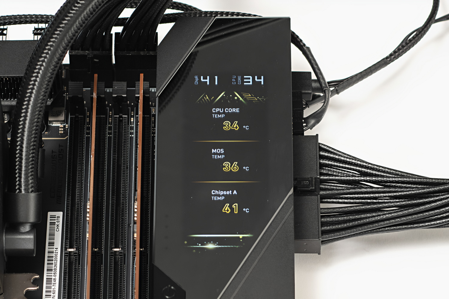 EZ Bridgeの上部にはDynamic Dashboard IIIを搭載。ハードウェア情報や好きな画像、動画などを表示できる