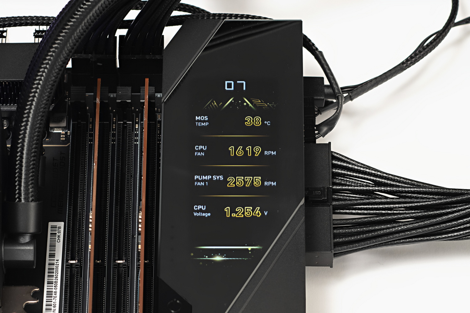 EZ Bridgeの上部にはDynamic Dashboard IIIを搭載。ハードウェア情報や好きな画像、動画などを表示できる