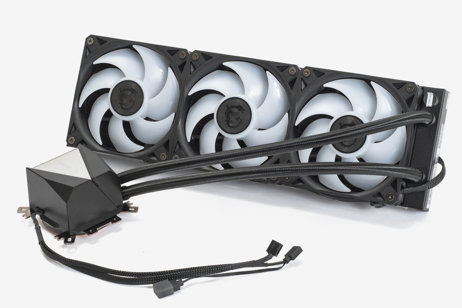 CPUクーラーは36cmクラスの簡易水冷クーラー「MAG CORELIQUID I360」を使用。ファンが最初から取り付けられており設置しやすい