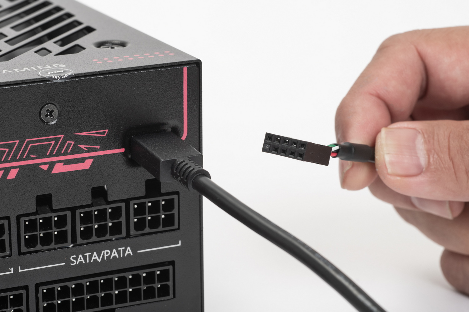 電源ユニットの「MPG Ai1300TS PCIE5」。マザーボードのUSB 2.0ピンヘッドと接続することで動作状況をモニタリングできる