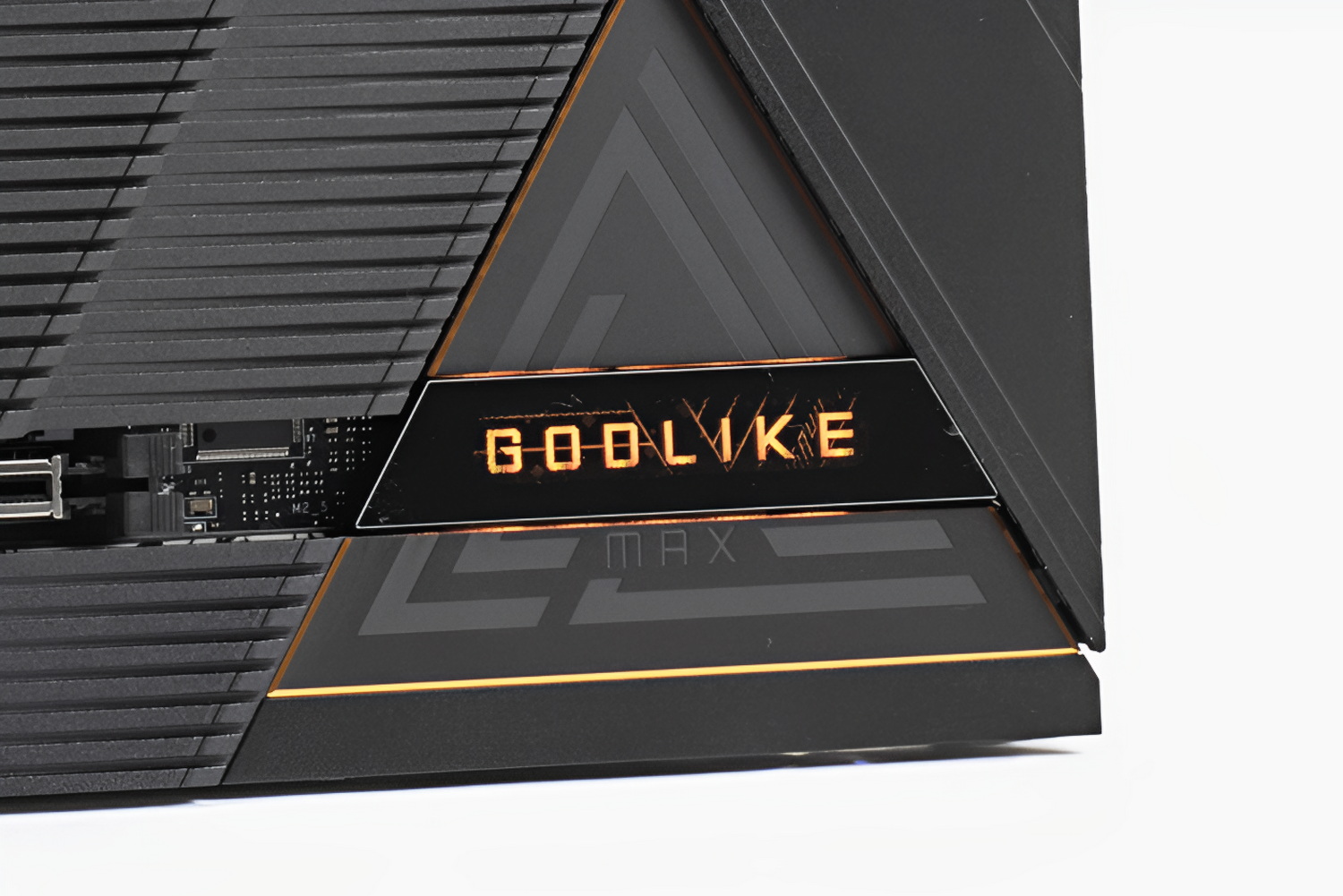 電源回路、M.2スロット、チップセットそれぞれのヒートシンクにLEDを内蔵