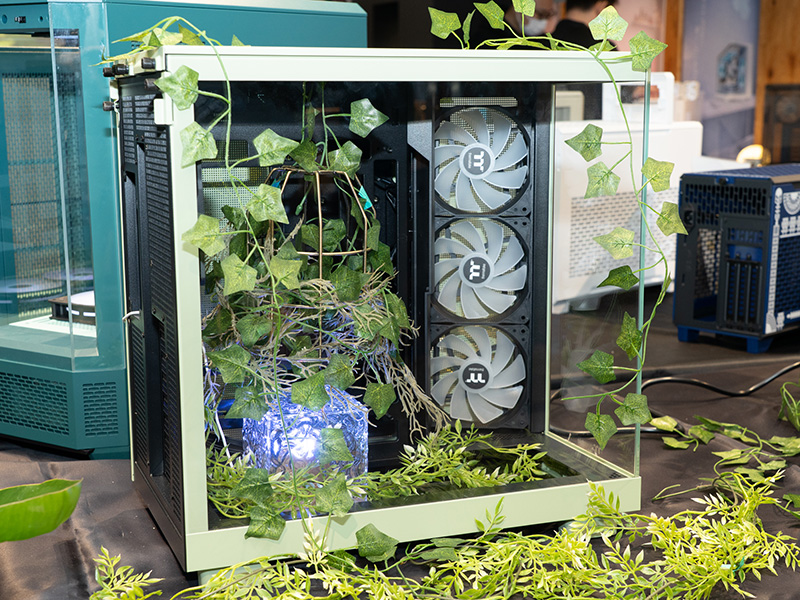 植物をデザインに組み込んだ「View 380 XL WS ARGB」。稼働状態ではない