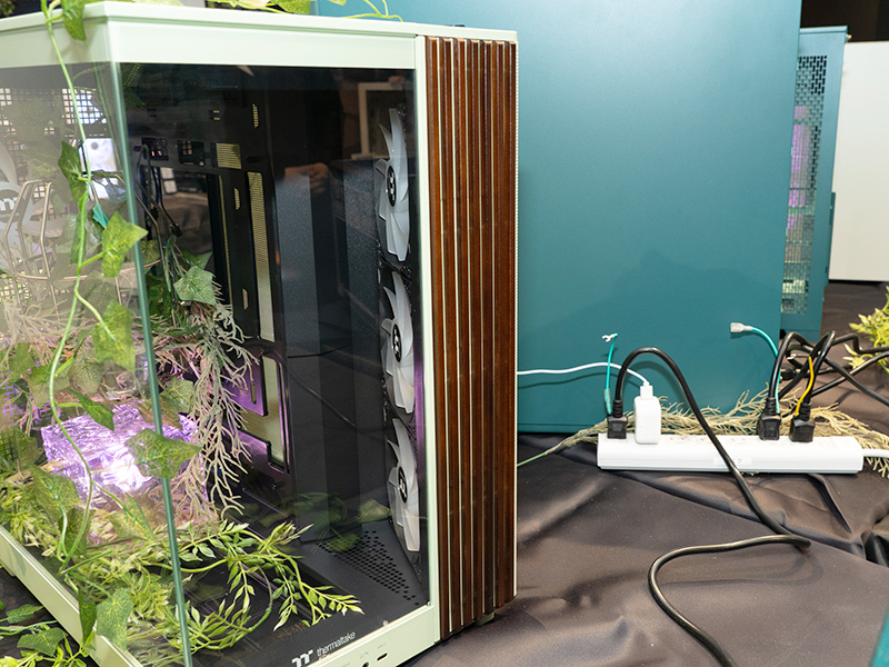 前面に木製ラインを配置