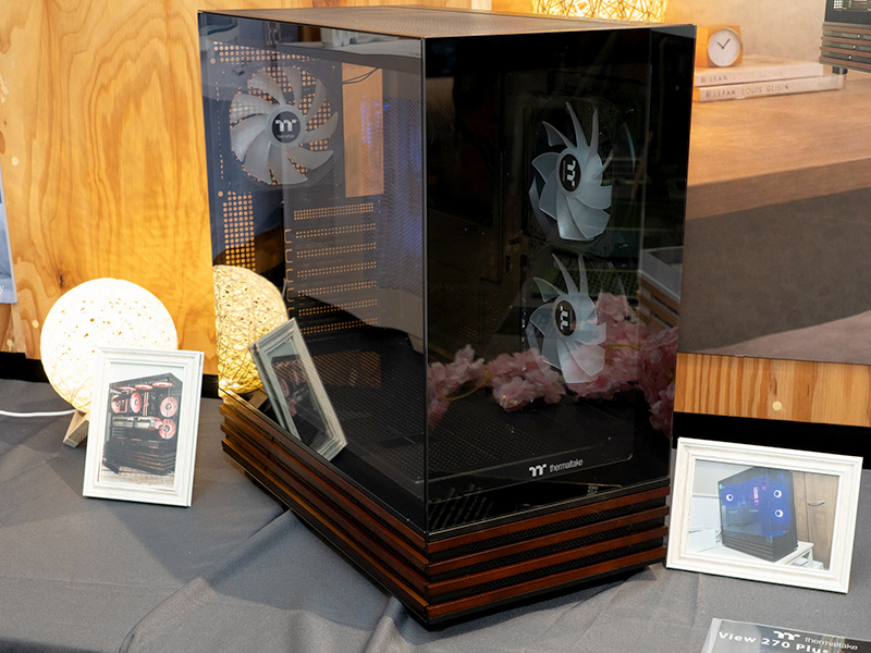 「View 270 Plus WS ARGB」。こちらはケース下部に木製のラインを置いている