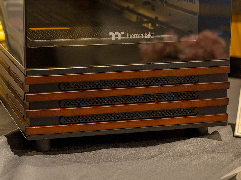 木製パーツはブラックカラーのケースにはウォールナット、ホワイトカラーのモデルにはブナをそれぞれ使用している