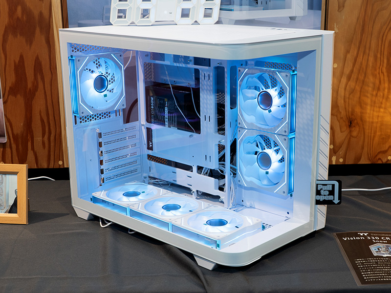 前面から左側面にかけて曲面ガラスを設置した「Vision 330 CR ARGB」