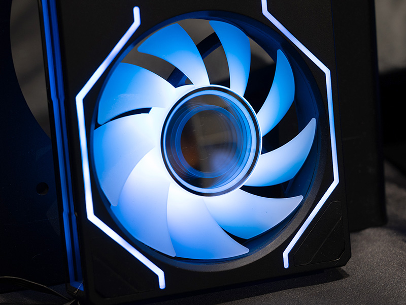 ファンの軸部分にインフィニティミラーを採用している