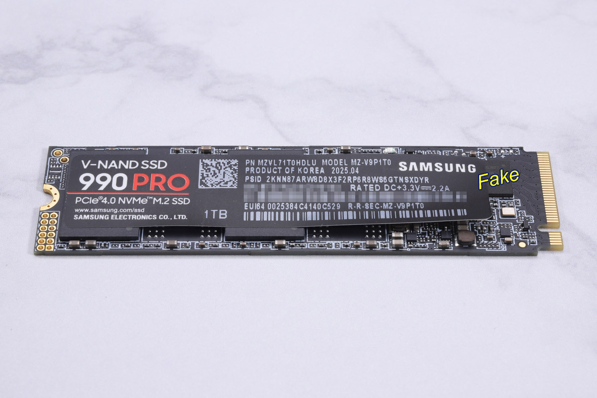 模造品のSSD本体。M.2 2280形状をしており990 PROと記載されたラベルが貼り付けられている
