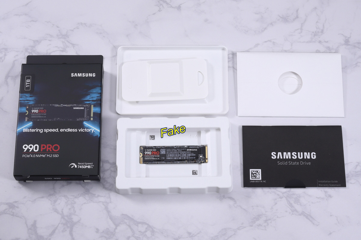 内箱は990 PROより後発のSamsung製SSDのものを模したものとなっているが、本物の付属品とそっくりなマニュアルが同梱されている
