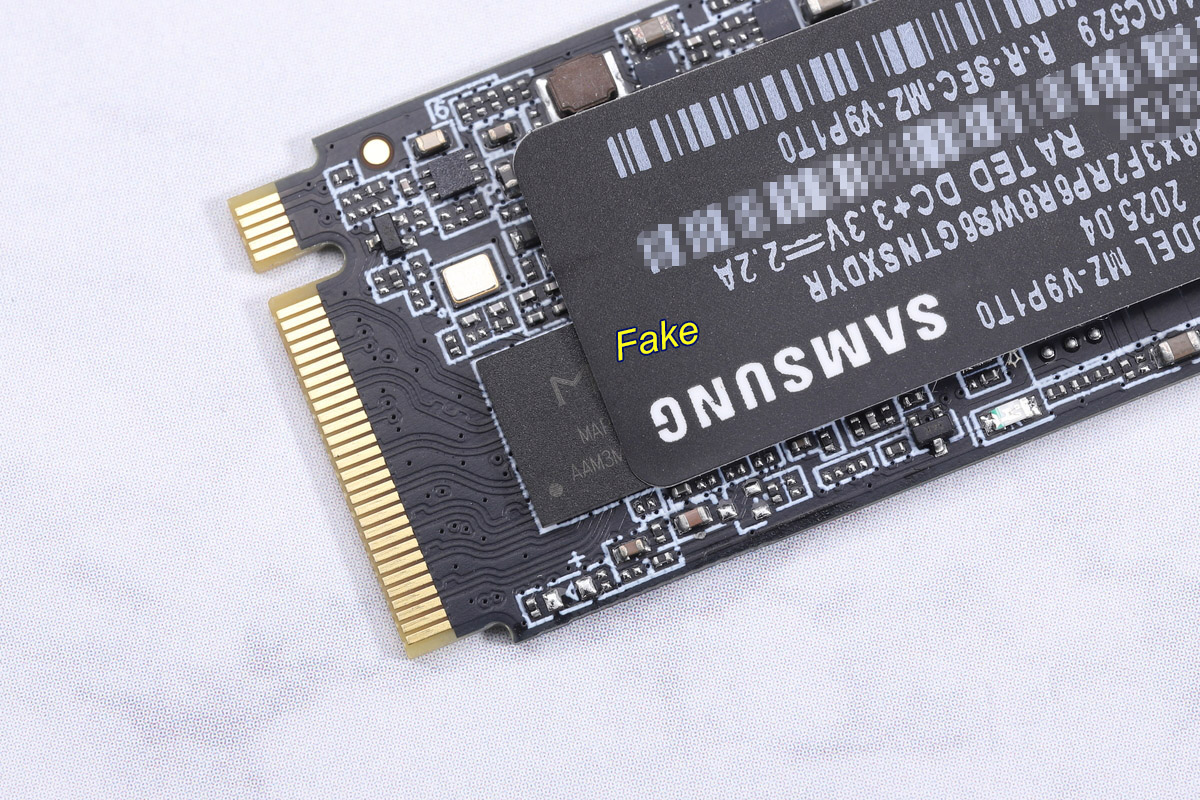 Samsung製ではなくMaxioのSSDコントローラが搭載されており、キャッシュ用DRAMが非搭載