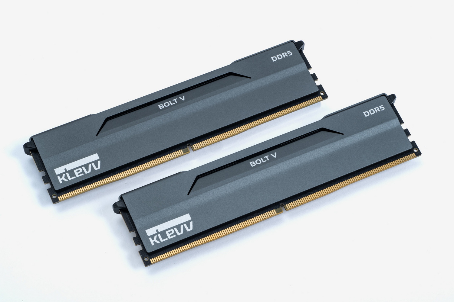 KLEVVブランドのひとつ「BOLT V KD5AGUA80-60A300H」。DDR5-6000の16GBが2枚セットになっている。これはチャコールグレーのモデルだ