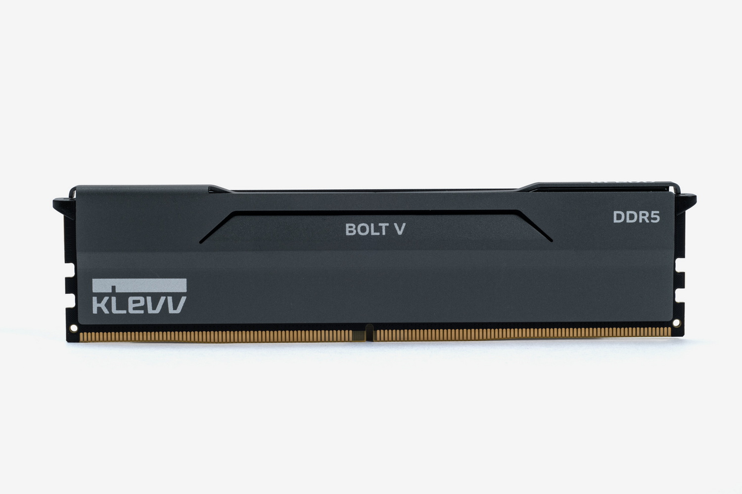 ヒートシンク付きメモリモジュールとしては背の低いデザインなので、CPUクーラーとの干渉の影響が比較的少ない