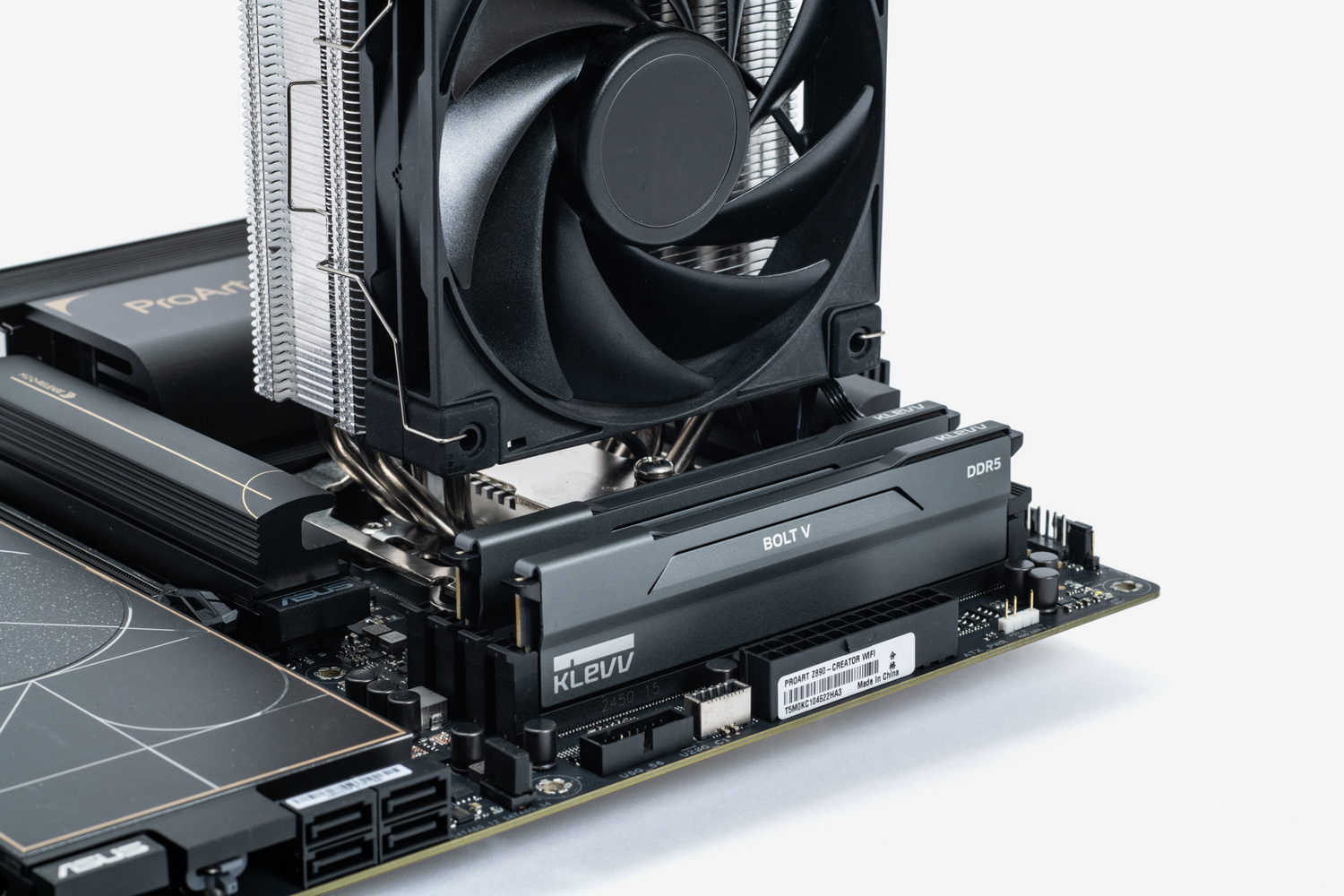 サンプルに使用したクーラーはそもそもメモリスロットにクーラーがかぶらない構造になっているため物理干渉を意識する必要はないが、横から見た写真でクーラーとメモリの高さの位置関係は分かるだろう。普及価格帯のクーラーのサイズ感はこのくらいのものが多いので、仮にスロット上空に重なる場合でも、メモリにファンが接触することはないだろう