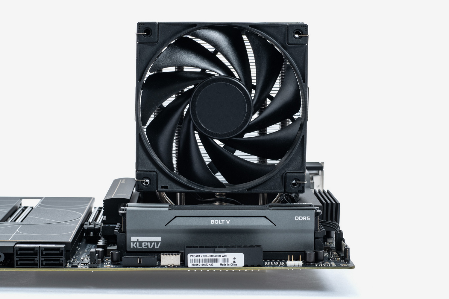 サンプルに使用したクーラーはそもそもメモリスロットにクーラーがかぶらない構造になっているため物理干渉を意識する必要はないが、横から見た写真でクーラーとメモリの高さの位置関係は分かるだろう。普及価格帯のクーラーのサイズ感はこのくらいのものが多いので、仮にスロット上空に重なる場合でも、メモリにファンが接触することはないだろう