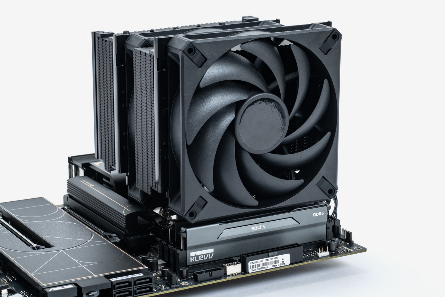 最近ではまれな例かもしれないが、性能は水冷並みに高いがサイズが非常に大きいタイプの空冷CPUクーラーの場合、本機のようにコンパクトなモジュールでもファンと干渉する場合がある(おそらくこのクーラーの場合、BOLT Vに限らず多くのメモリと干渉するだろう)。このような場合はファンの位置を上にずらして固定する必要がある