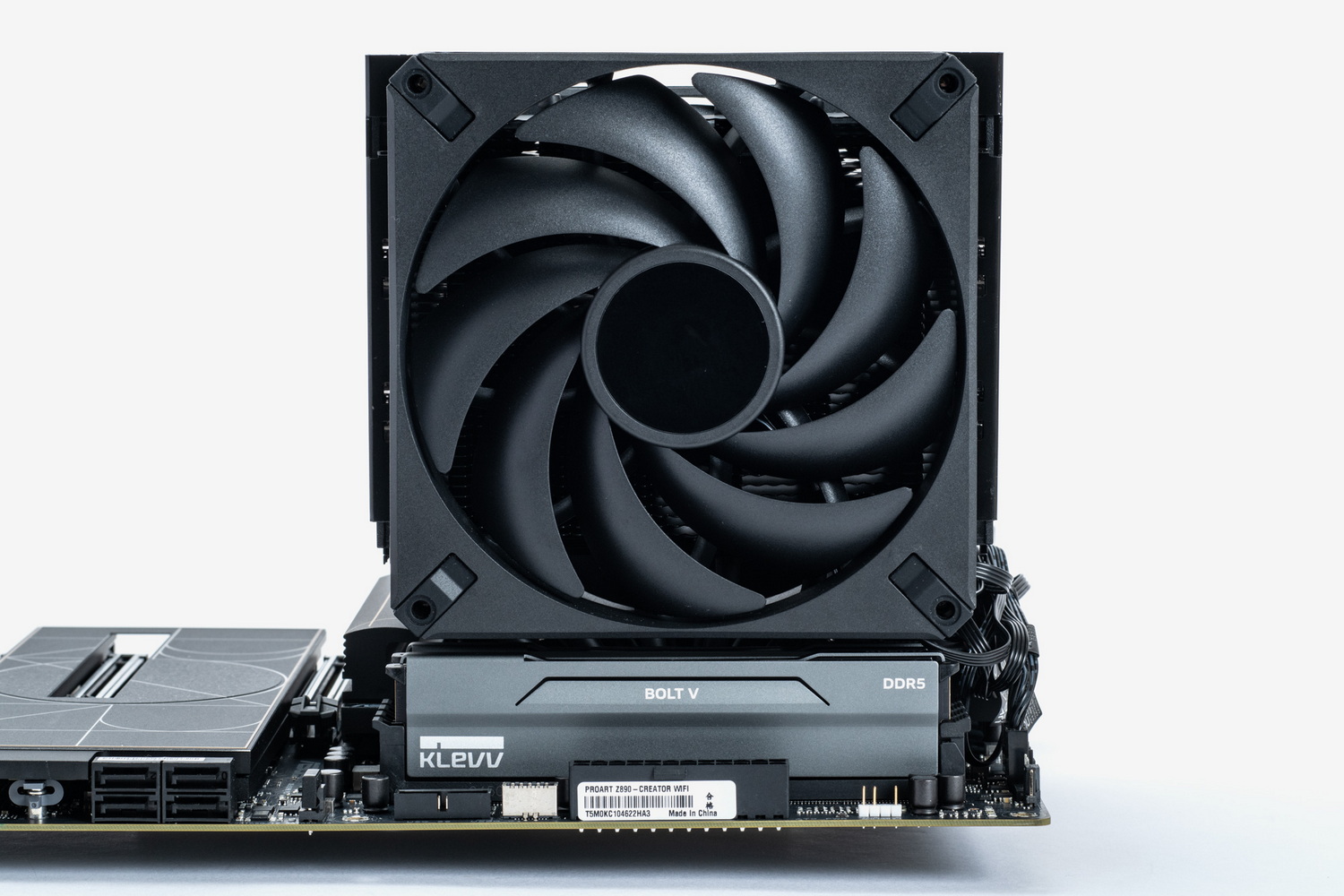 最近ではまれな例かもしれないが、性能は水冷並みに高いがサイズが非常に大きいタイプの空冷CPUクーラーの場合、本機のようにコンパクトなモジュールでもファンと干渉する場合がある(おそらくこのクーラーの場合、BOLT Vに限らず多くのメモリと干渉するだろう)。このような場合はファンの位置を上にずらして固定する必要がある