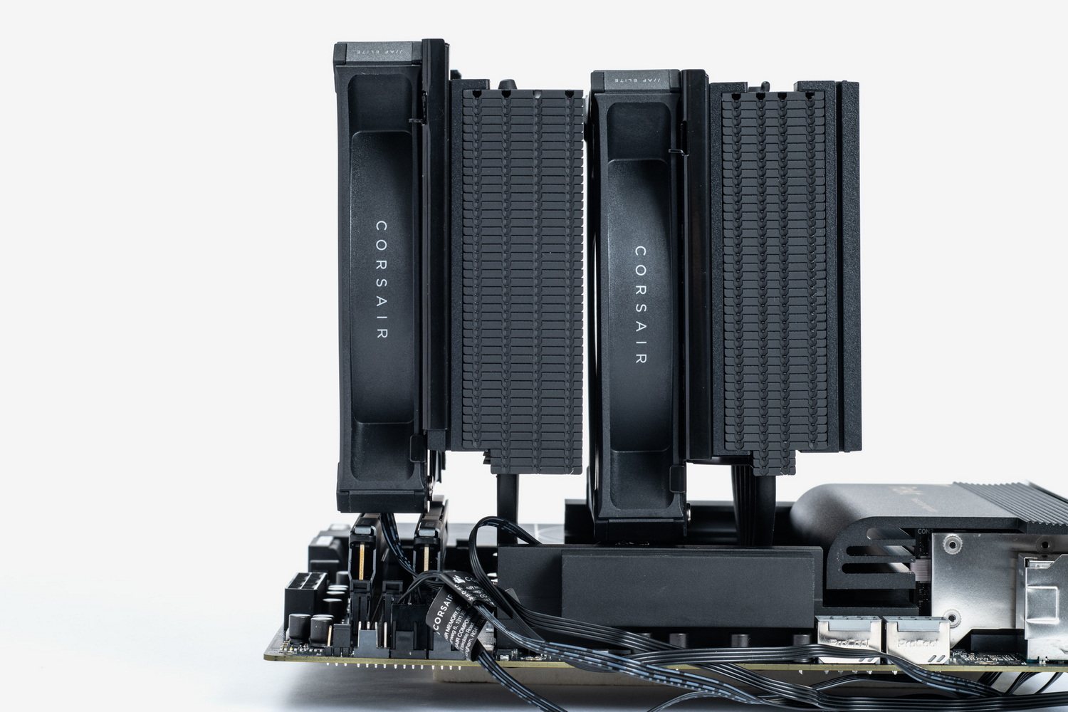 最近ではまれな例かもしれないが、性能は水冷並みに高いがサイズが非常に大きいタイプの空冷CPUクーラーの場合、本機のようにコンパクトなモジュールでもファンと干渉する場合がある(おそらくこのクーラーの場合、BOLT Vに限らず多くのメモリと干渉するだろう)。このような場合はファンの位置を上にずらして固定する必要がある