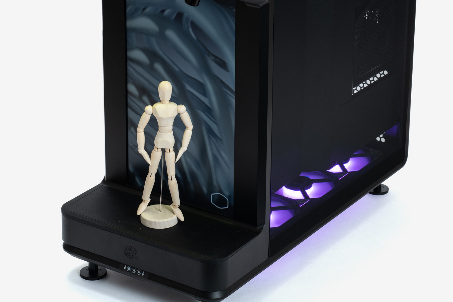 今回は大人の事情であまりいろいろ置いてみるわけにもいかないが……積んでしまっているプラモやフィギュアの山を崩すきっかけになる――かも!?