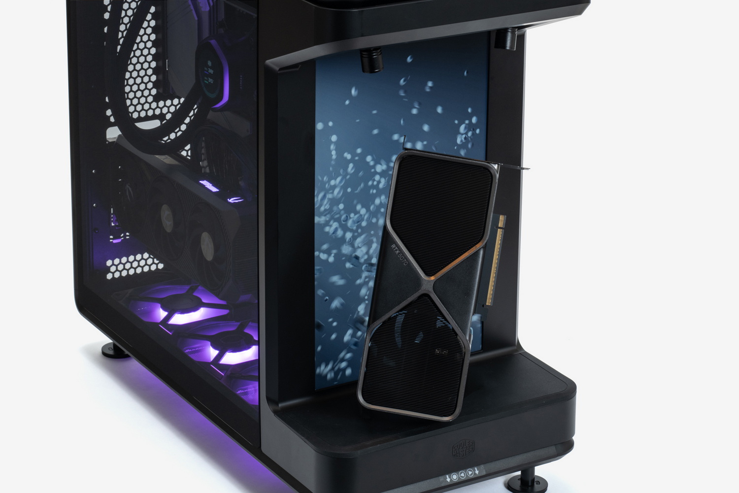 今回は大人の事情であまりいろいろ置いてみるわけにもいかないが……積んでしまっているプラモやフィギュアの山を崩すきっかけになる――かも!?