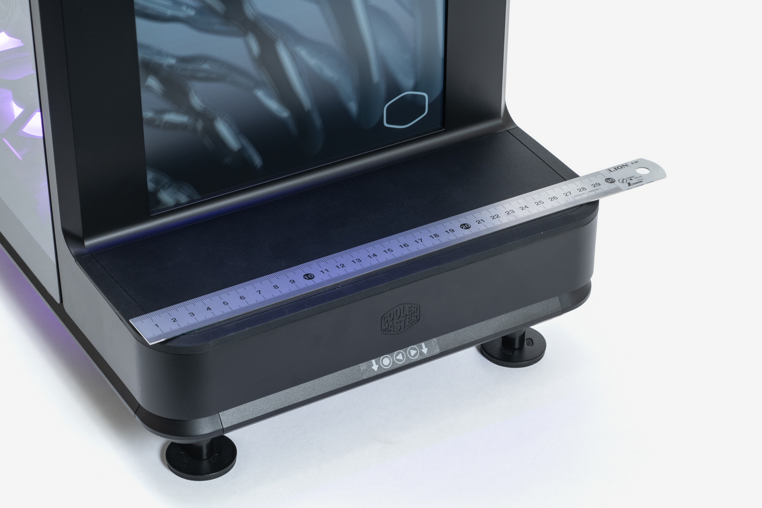 Stage LCDのお立ち台のサイズ感はこんな感じ(Stage Mirrorも同様)。スペックシートには最大サイズの記載があるが、高さと幅についてはそれよりも多少大きくても大丈夫