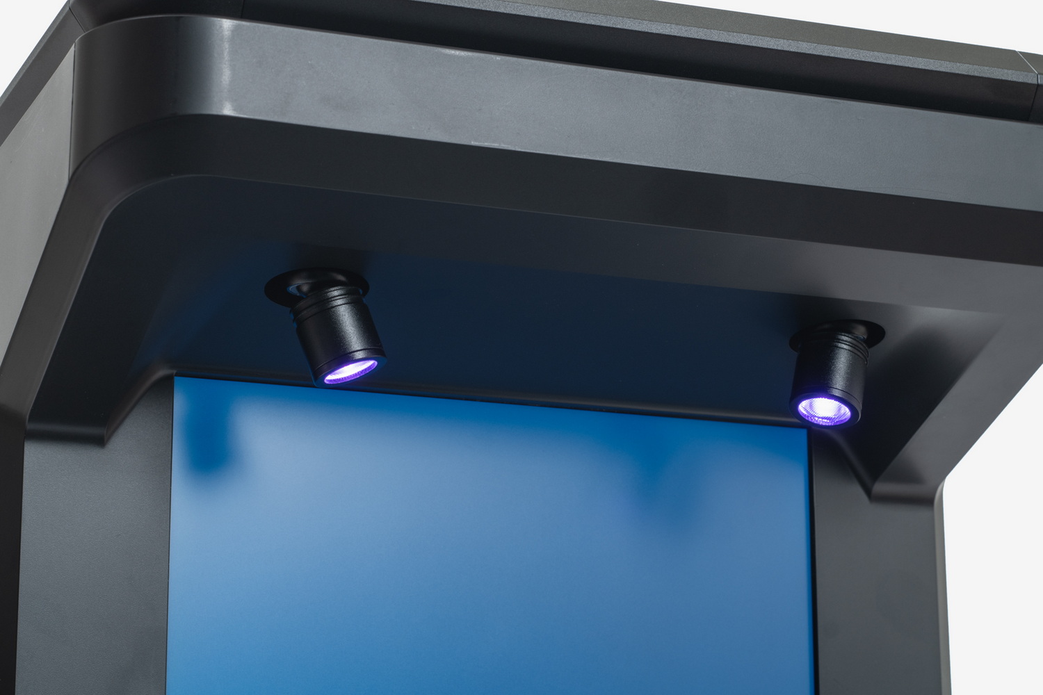 お立ち台上部スポットライトは自在に角度を変えられる。ARGB LEDなので、マザーボードなどに接続して発光の調整が可能