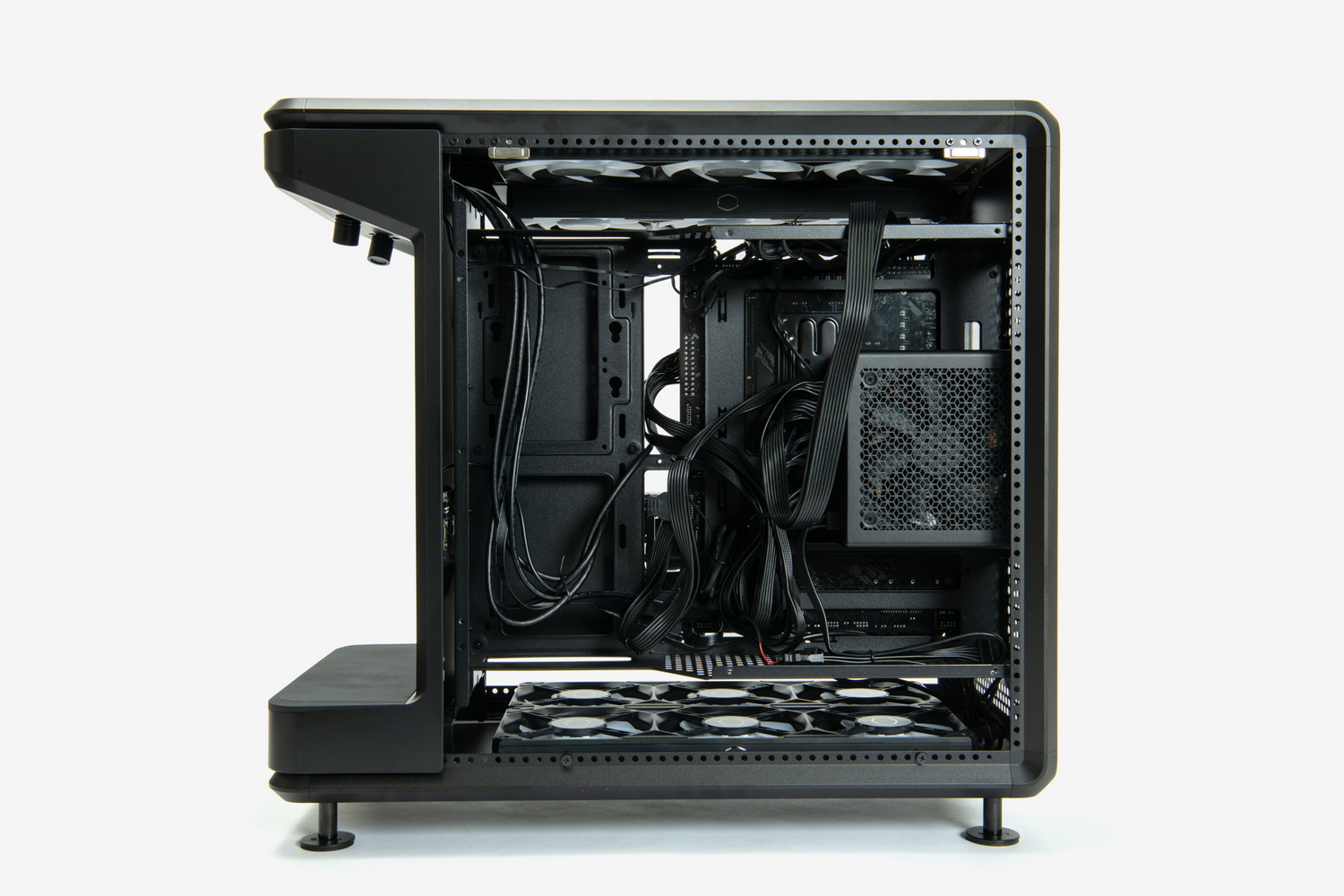 カバーを外した全景。見えないとはいえ、ある程度キレイにまとめておいたほうが後で困らない