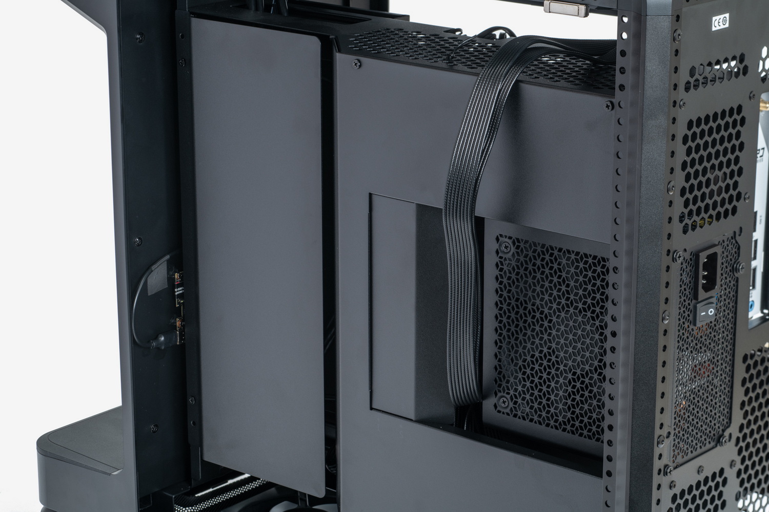 カバーで隠しているため、電源ユニット周辺などのごちゃっとした様子は見えない