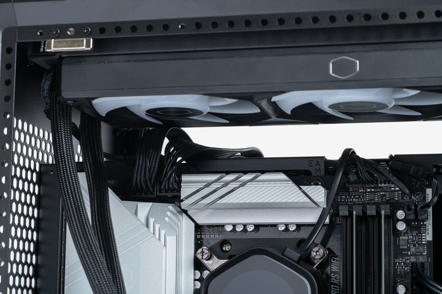 マザーボード上部、2本のEPS12V電源ケーブルの接続部周辺。ファンやラジエーターとのクリアランスも十分確保されている