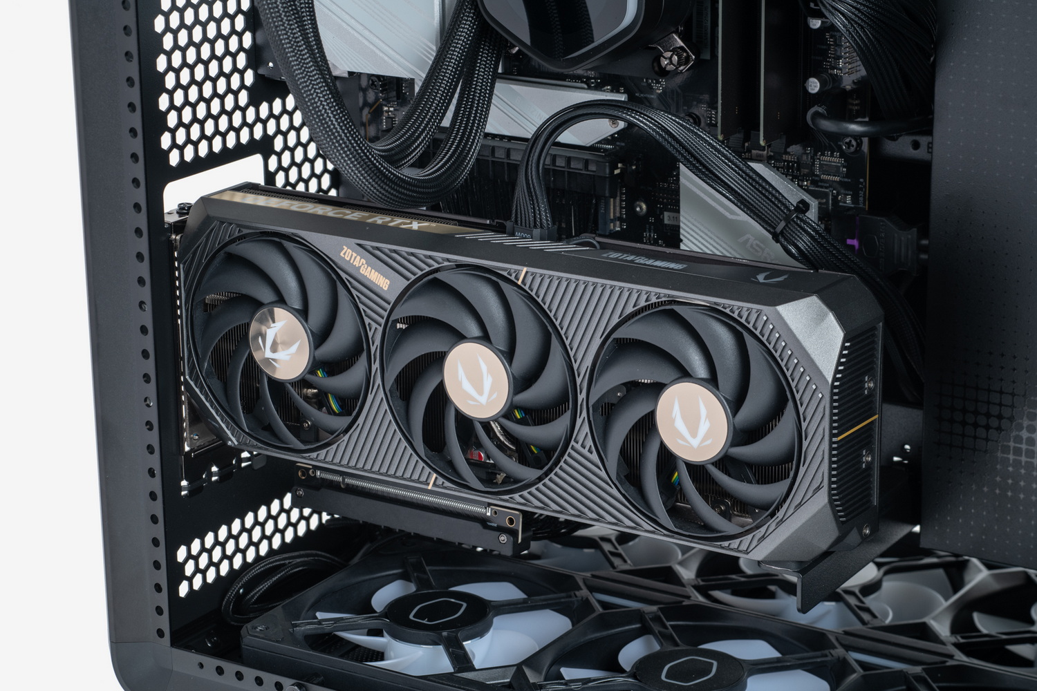 組み込み後の様子になるが、ビデオカード取り付け部分を見てみよう。カードは、ケース背面のブラケット開口部へのネジ止めと、ベースプレートの下部半ばくらいに取り付けられているビデオカードステイで支える形で垂直配置する