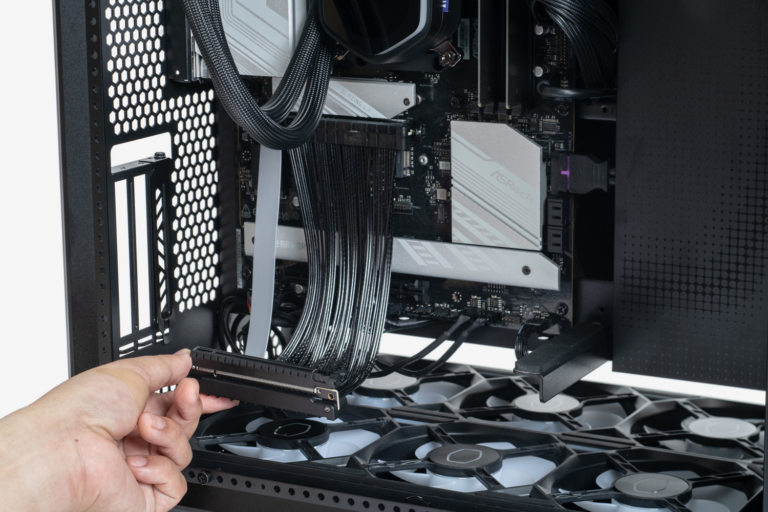 本機に付属するPCIe 5.0対応ライザーケーブルをマザーボードに取り付けてビデオカードと接続する