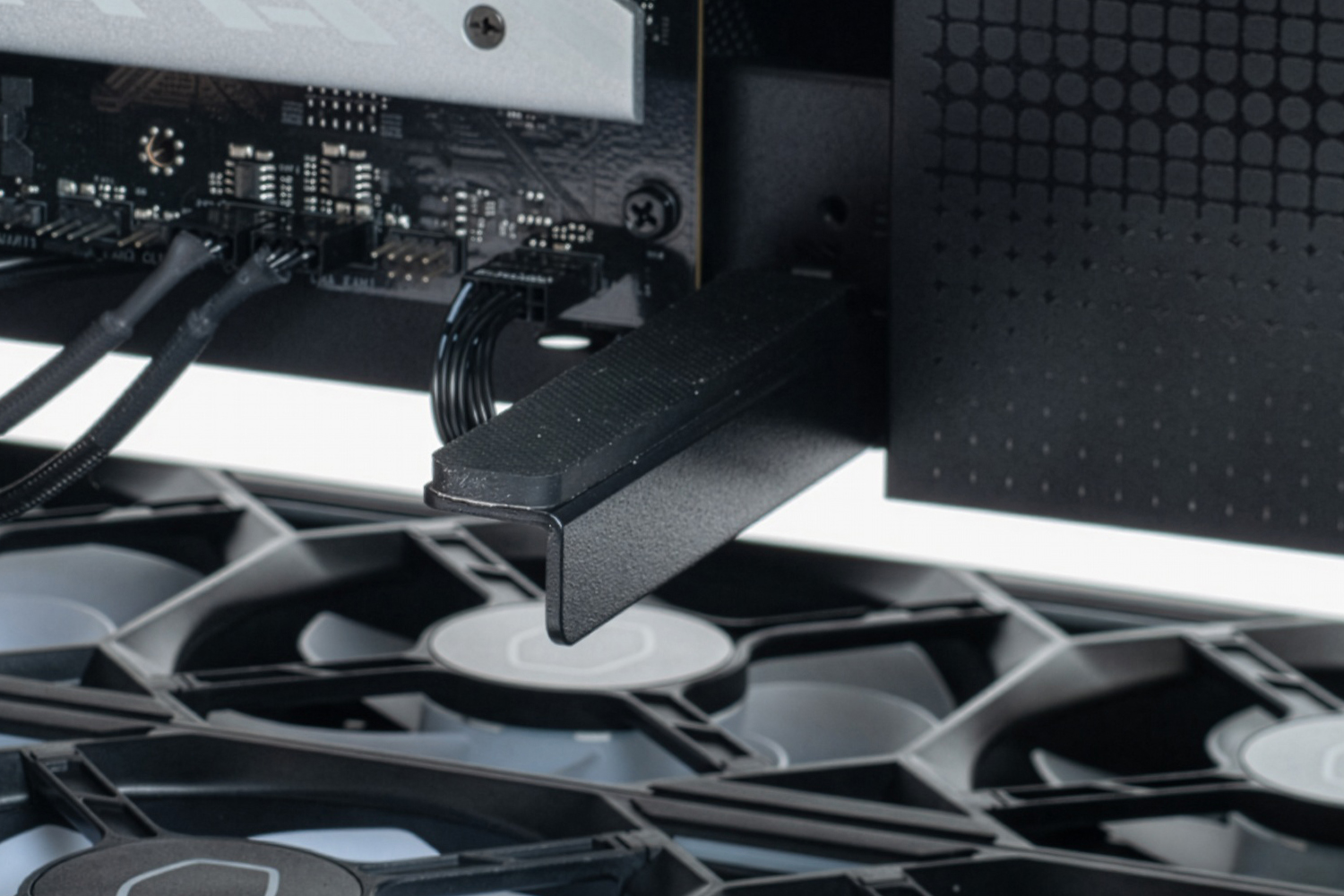 ビデオカードステイ。前後位置の調整はできないが、高さの微調整は可能