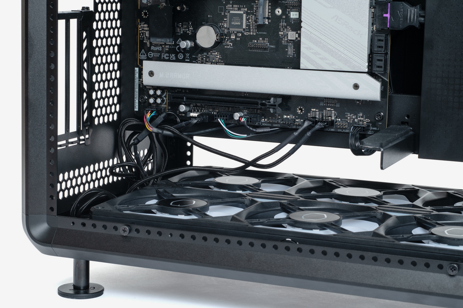 マザーボード下部(ビデオカードは取り外してある)。こちらも十分スペースがあるため、見えない/見にくい、手が入らないといったことはない