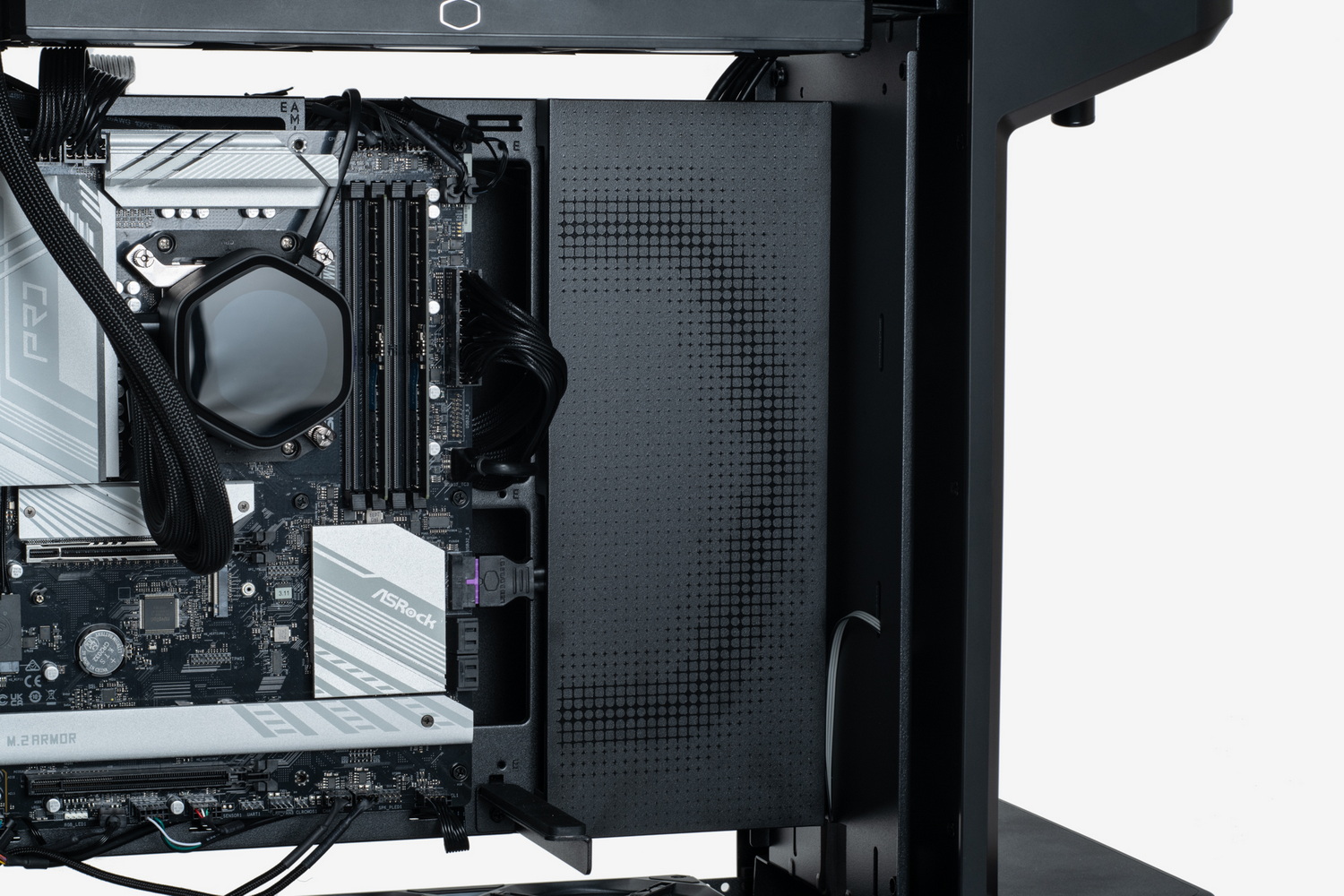 組み込み後の表面カバー周辺の様子。今回は2.5/3.5インチドライブを使わなかったため、そもそもこのカバーで隠すものは最低限だったが、ケーブルだけではなく、広く開いた開口部もデザイン的に“カッコイイ!”というものでもないので、このカバーはなかなか有効のように感じる