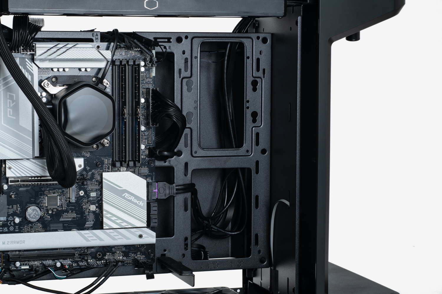 組み込み後の表面カバー周辺の様子。今回は2.5/3.5インチドライブを使わなかったため、そもそもこのカバーで隠すものは最低限だったが、ケーブルだけではなく、広く開いた開口部もデザイン的に“カッコイイ!”というものでもないので、このカバーはなかなか有効のように感じる