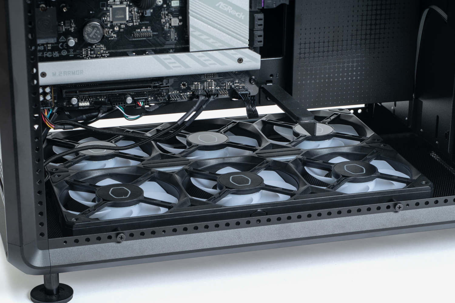 ケースにファン群を取り付けた。繰り返しになるが、空間には十分余裕がある。12cmファン×3やラジエーターを取り付け位置に仮置きするだけでも苦労するケースもたまにあるが、本機は空間にたっぷり余裕があり、作業は非常にしやすい。ファンを固定した状態でケーブルの着脱することも可能なほどだ