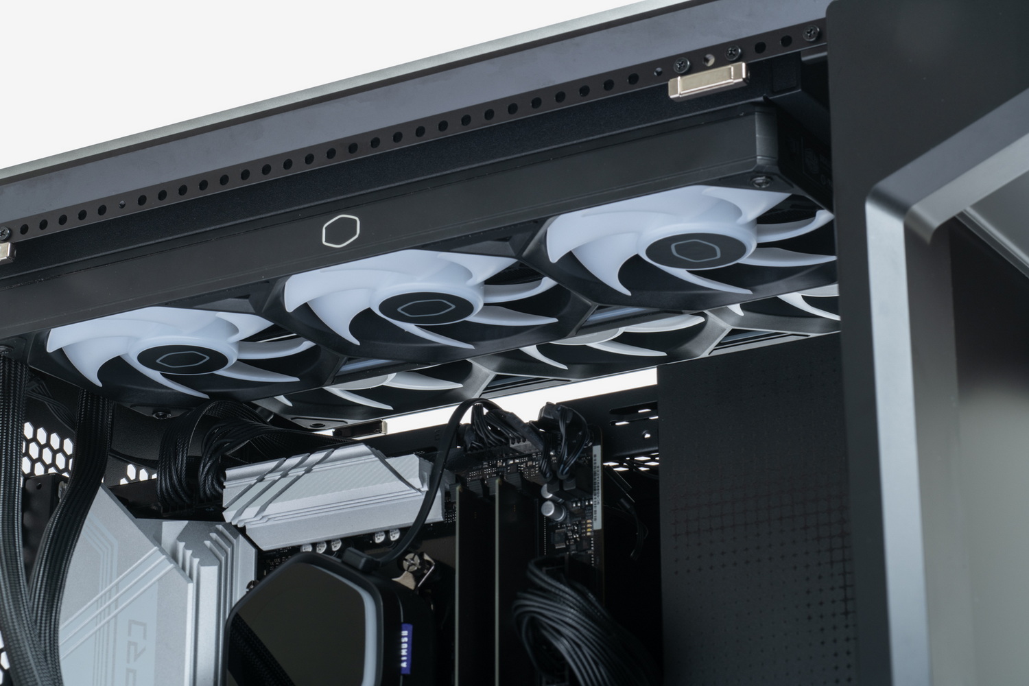 ケースにファン群を取り付けた。繰り返しになるが、空間には十分余裕がある。12cmファン×3やラジエーターを取り付け位置に仮置きするだけでも苦労するケースもたまにあるが、本機は空間にたっぷり余裕があり、作業は非常にしやすい。ファンを固定した状態でケーブルの着脱することも可能なほどだ